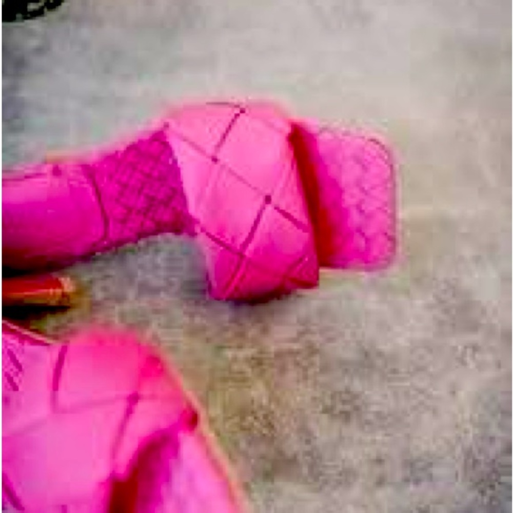Woman’s brand new hot pink heels size 10